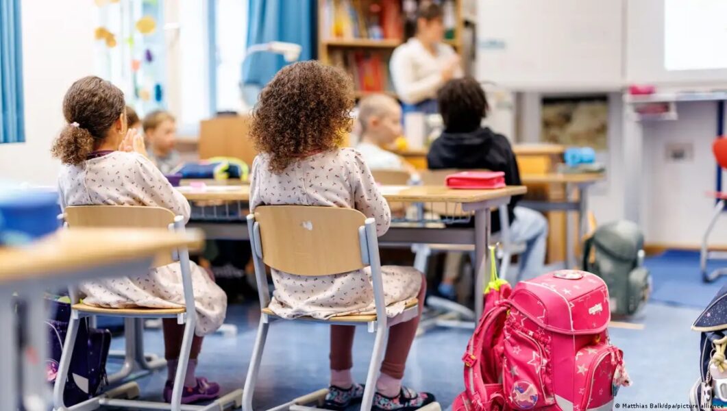 Roma no impide una educación que considera que los bebés lactantes tienen experiencia sexual al ser lavados por sus padres