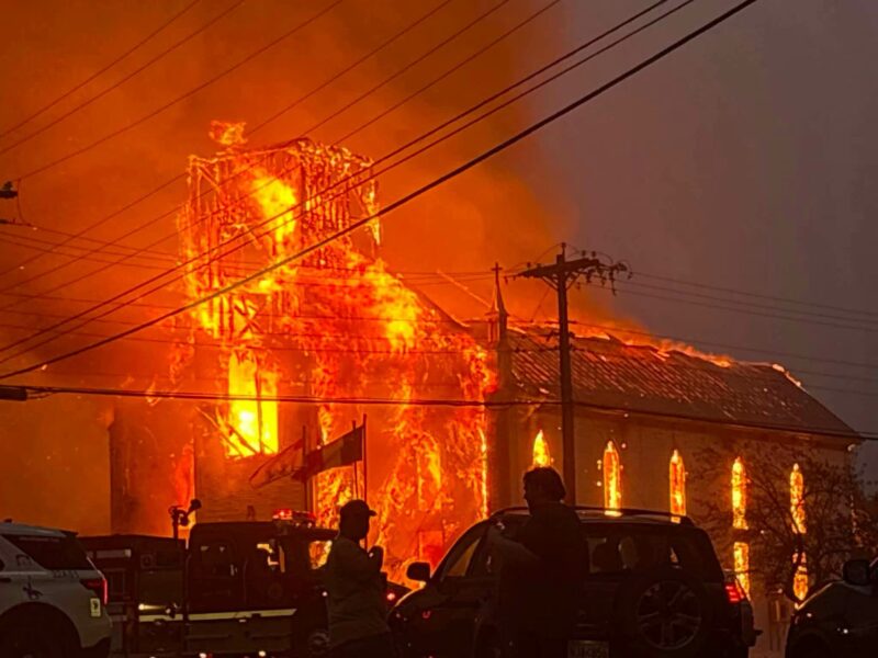Una histórica iglesia católica de Canadá queda reducida a cenizas en un incendio provocado