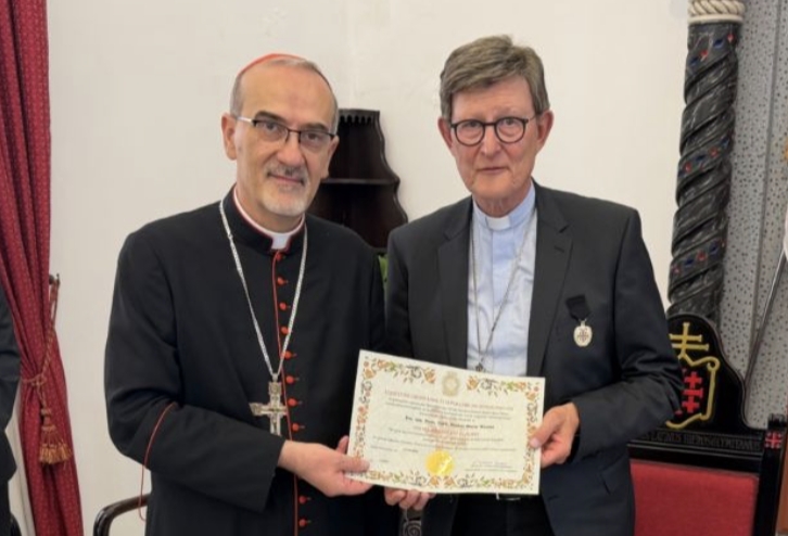 Pizzaballa condecora al cardenal Woelki por su apoyo a los cristianos de Tierra Santa
