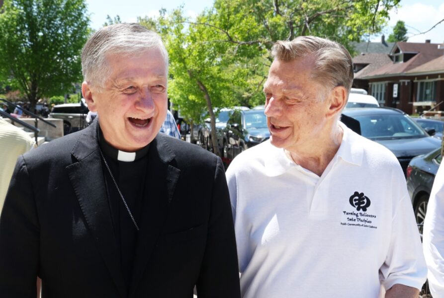 Cupich restituye al sacerdote y activista Michael Pfleger tras una investigación por presuntos abusos