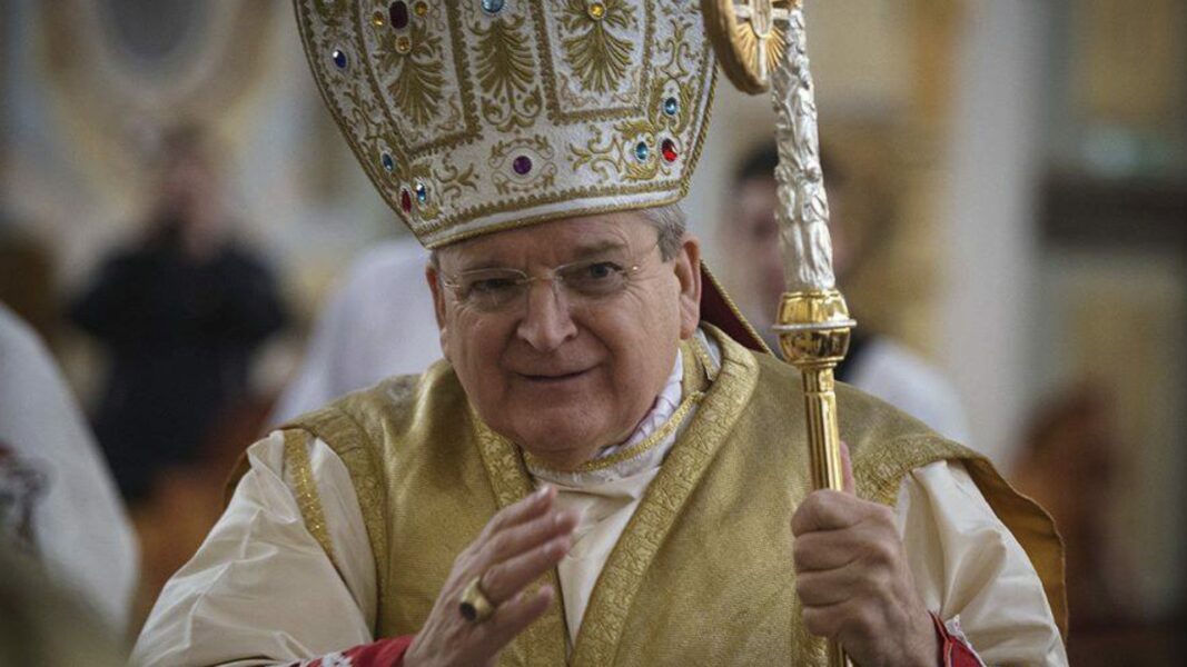 Burke pide a los fieles que no abandonen la defensa de la Misa tradicional