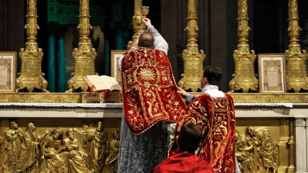 Jóvenes católicos de Vietnam redescubren la Misa tradicional y recuperan antiguas oraciones y catecismos