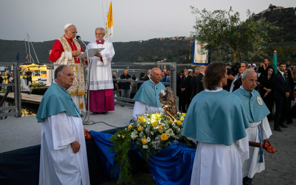El Papa participa en la procesión de la Virgen del Lago por las aguas de Castel Gandolfo