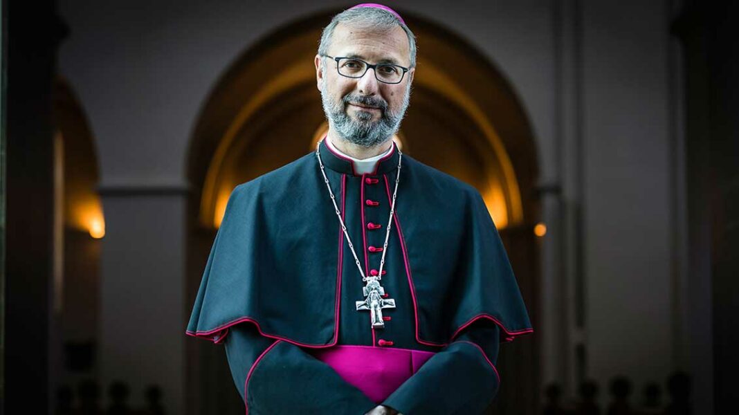 Padres católicos piden a León XIV que frene la ideología de género promovida por el obispo de Hamburgo en sus escuelas