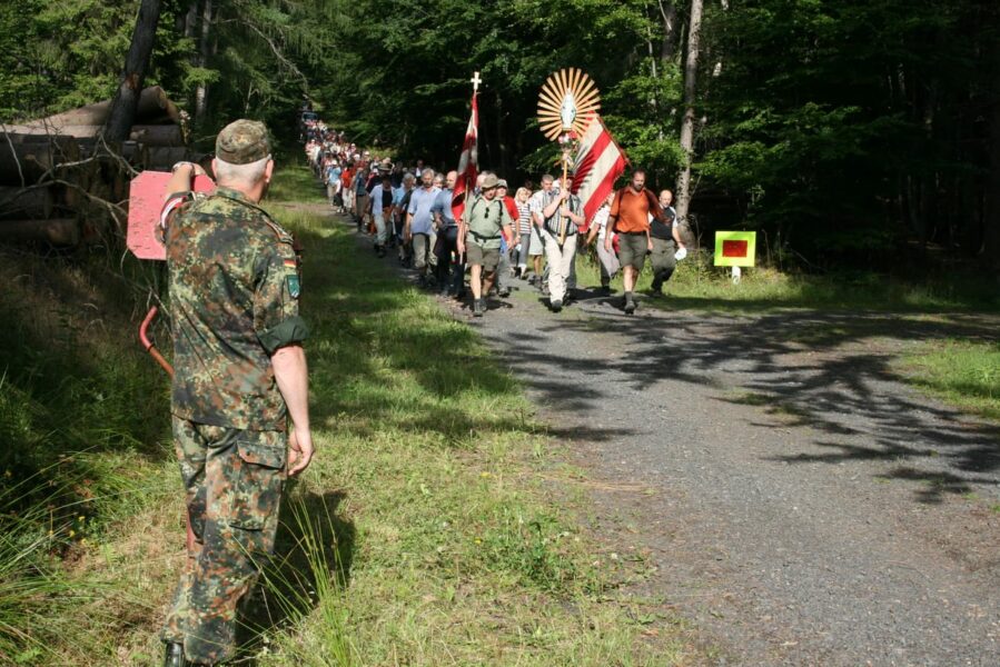 Entre campos de tiro y soldados: la singular peregrinación mariana que atraviesa una zona militar en Alemania