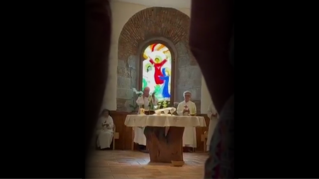 Las monjas de Suesa que simulan concelebrar Misa