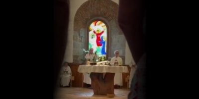 Las monjas de Suesa que simulan concelebrar Misa