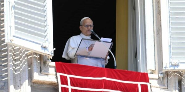 León XIV recuerda en el Ángelus que la fe se fortalece en la debilidad: «Jesús no nos abandona»