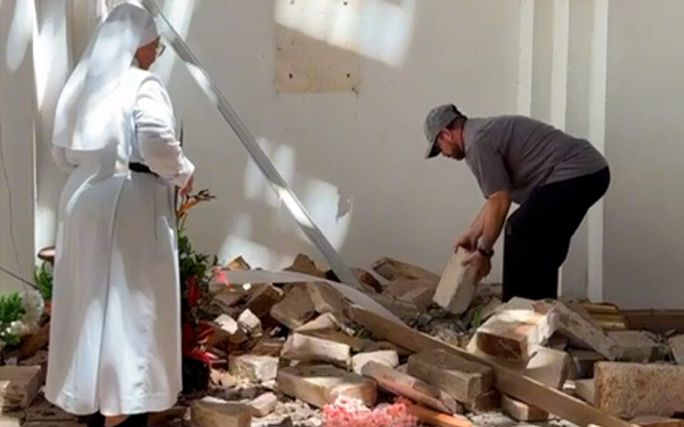 «La Eucaristía es la vida de la Iglesia»: un sacerdote recupera las hostias tras el terremoto de Colombia