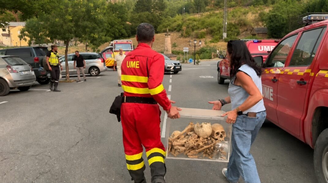 La UME saca de San Juan de la Peña los restos de los primeros reyes de Aragón ante el avance del fuego