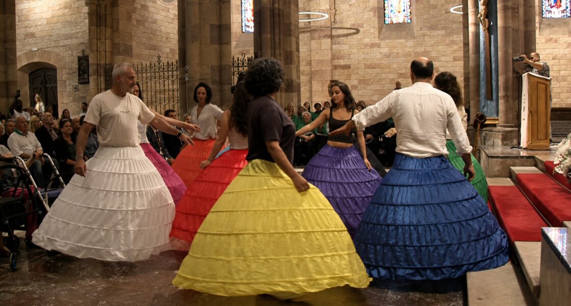 Esperpento televisado en Torrelavega: homilía herética y bailes en el altar