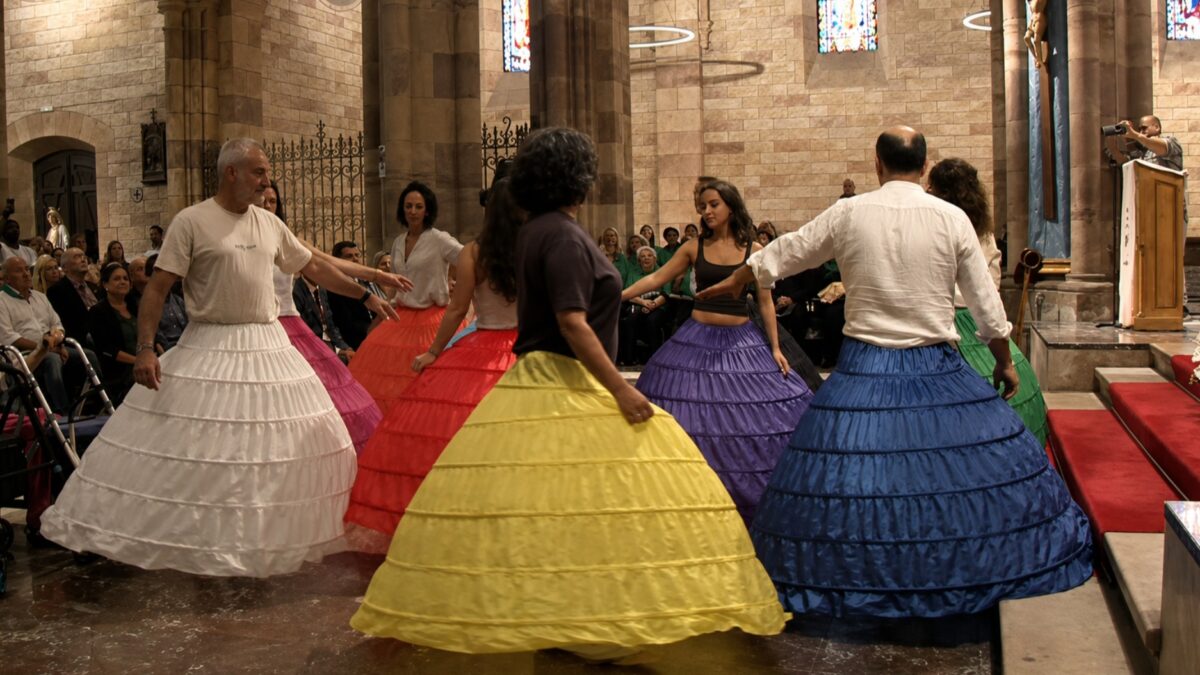Esperpento televisado en Torrelavega: homilía herética y bailes en el altar