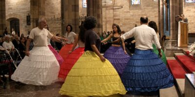 Esperpento televisado en Torrelavega: homilía herética y bailes en el altar