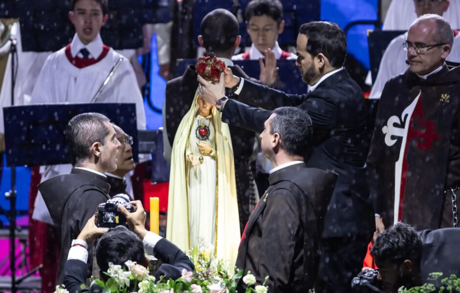 De la Espriella corona a la Virgen de Fátima en Bogotá