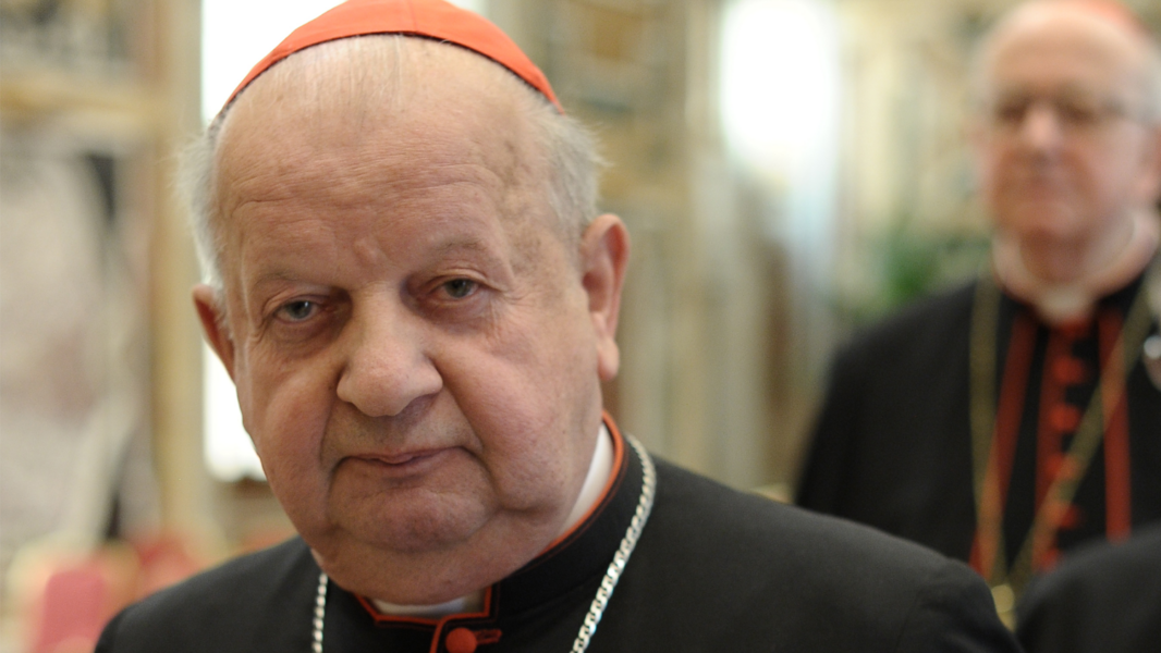El cardenal Dziwisz niega ante un tribunal haber conocido los abusos sufridos por un antiguo monaguillo en Polonia
