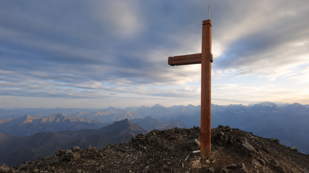 Mutilan una cruz en una cumbre de los Alpes franceses el día de la Asunción