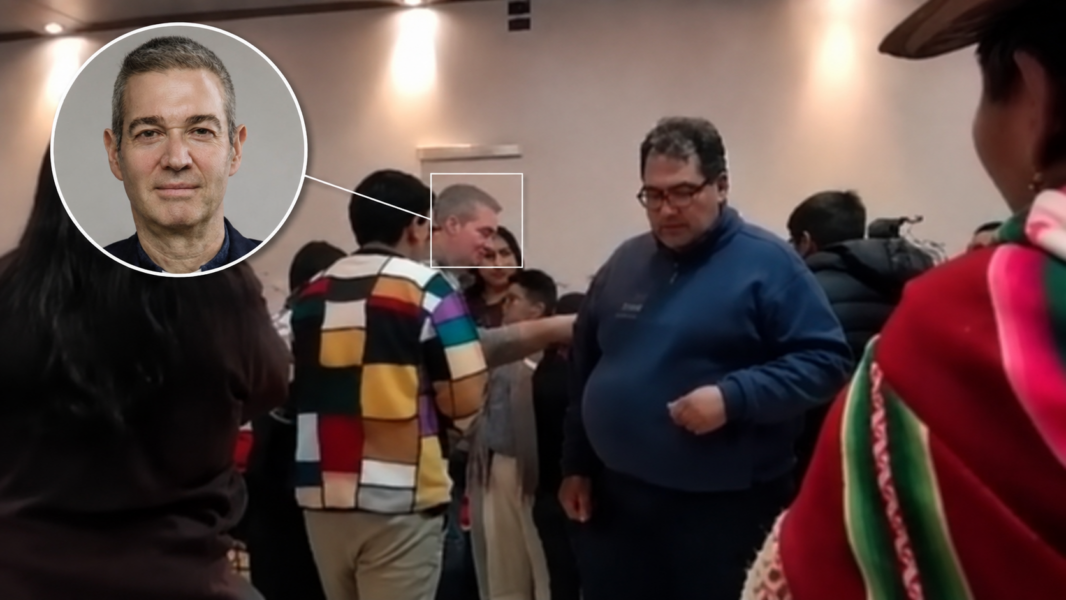 Un comisario pontificio y un obispo depositan coca en un «pago a la tierra»: Jordi Bertomeu oferente a la Pachamama