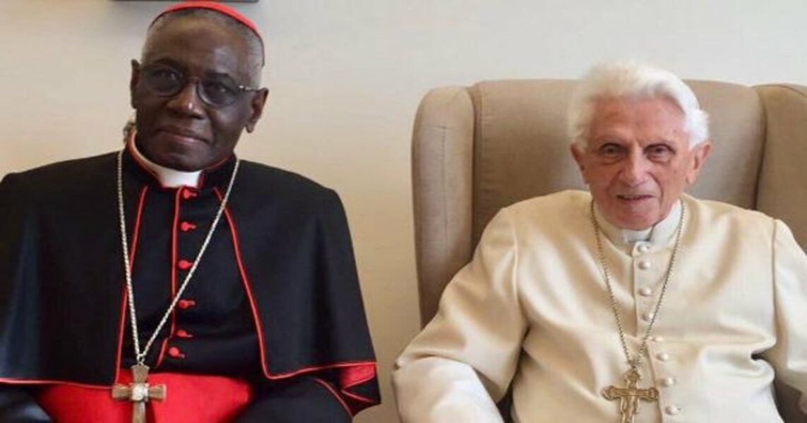 El cardenal Sarah califica de «verdadero pecado» la guerra litúrgica y pide recuperar el modelo de Benedicto XVI