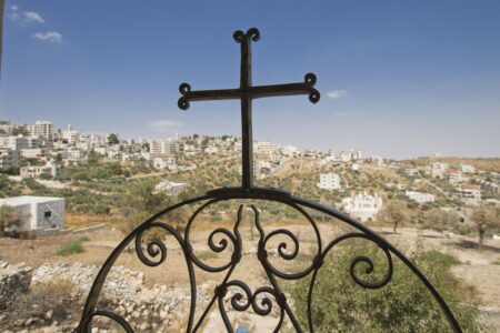 El párroco de Taybeh alerta del éxodo cristiano: «¿De qué sirve conservar una iglesia si las familias deben marcharse?»