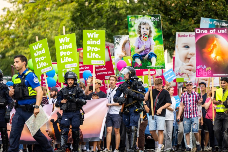 La Marcha por la Vida reúne a miles de personas en Suiza entre intentos de bloqueo