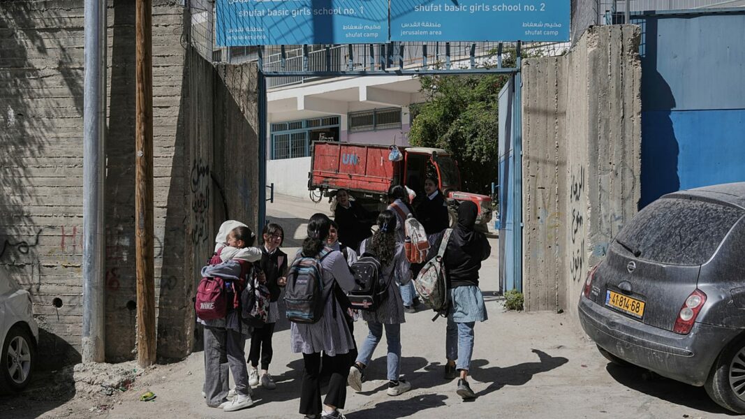 Jerusalén deja sin permisos a más de 70 trabajadores de colegios cristianos y obliga a suspender las clases