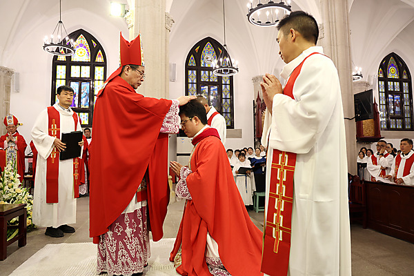 China consagra a un nuevo obispo bajo el acuerdo con el Vaticano: Roma destaca el nombramiento papal y Pekín lo omite