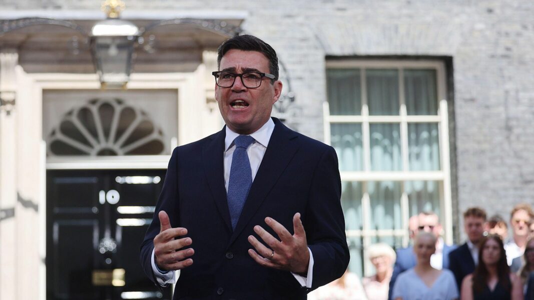 Burnham anuncia una ley para derogar el veto de 1829 que impide a un católico aconsejar al Rey