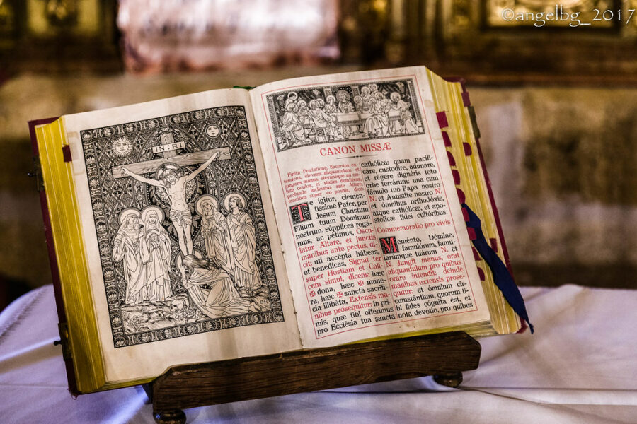 El Canon Romano tampoco en Francia: Las plegarias eucarísticas modernas monopolizan las Misas papales