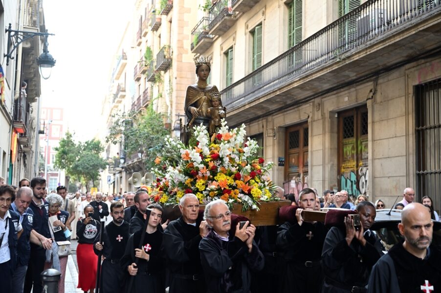 Barcelona inicia los actos centrales de la Mercè con la procesión de la patrona hasta la Catedral