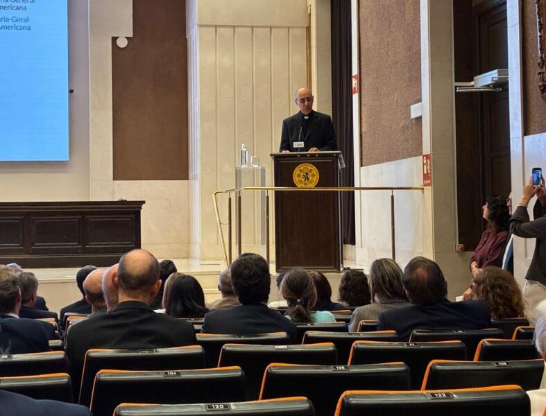 Fernández diserta en Madrid sobre Magnifica Humanitas ante un auditorio con numerosos asientos vacíos