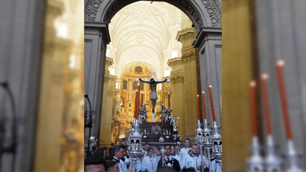 El Cristo de San Agustín recorre Granada en rogativa tras los terremotos