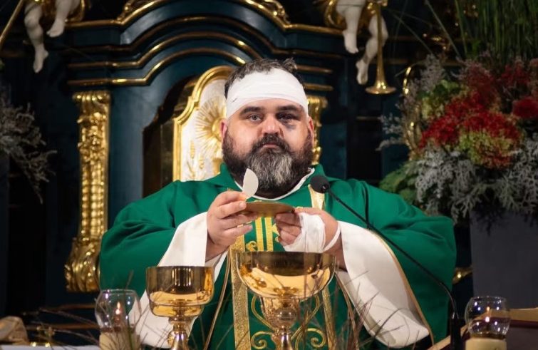 «No respondamos al mal con el mal»: uno de los sacerdotes heridos en el ataque de Jarosław vuelve a celebrar Misa