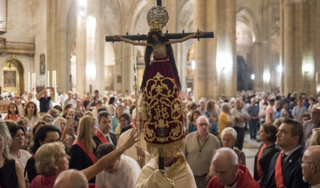 Huesca vuelve a los pies del Santo Cristo de los Milagros, la imagen vinculada al fin de la peste de 1497