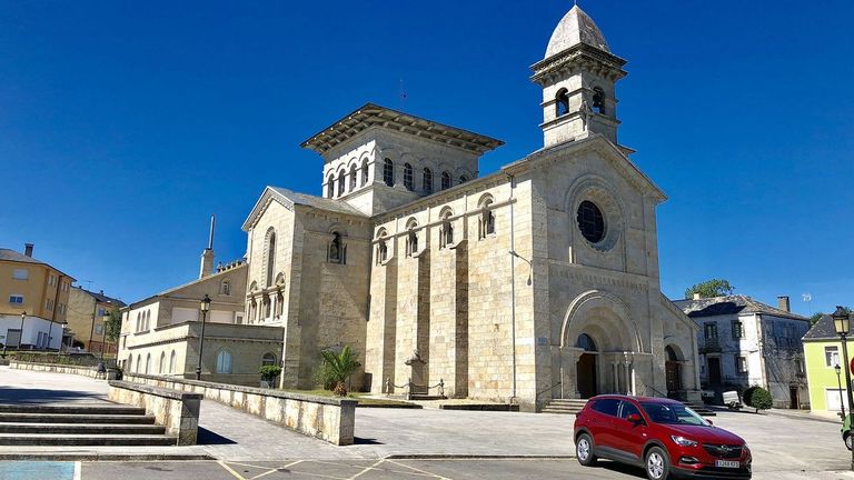 Profanan el sagrario de una iglesia de Lugo y esparcen las formas consagradas por la plaza