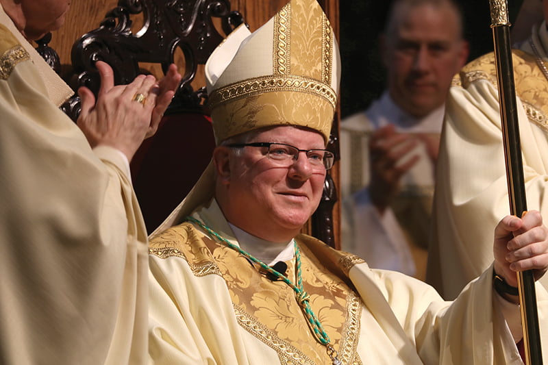 Se retira Francis Malone, el obispo que hizo de la adoración perpetua una escuela de vocaciones