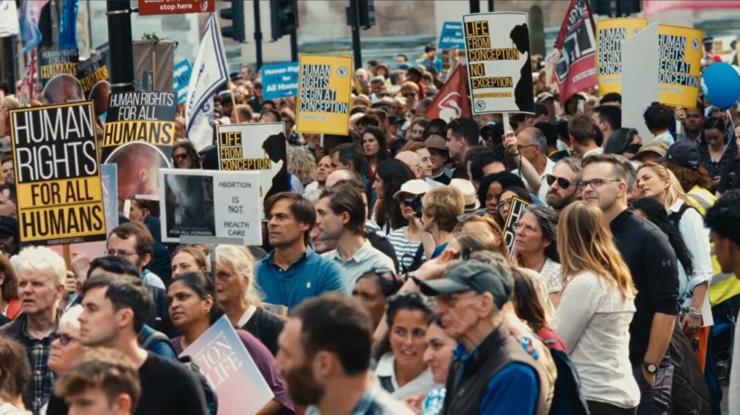 Quince obispos ingleses participan en la manifestación provida por las calles de Londres