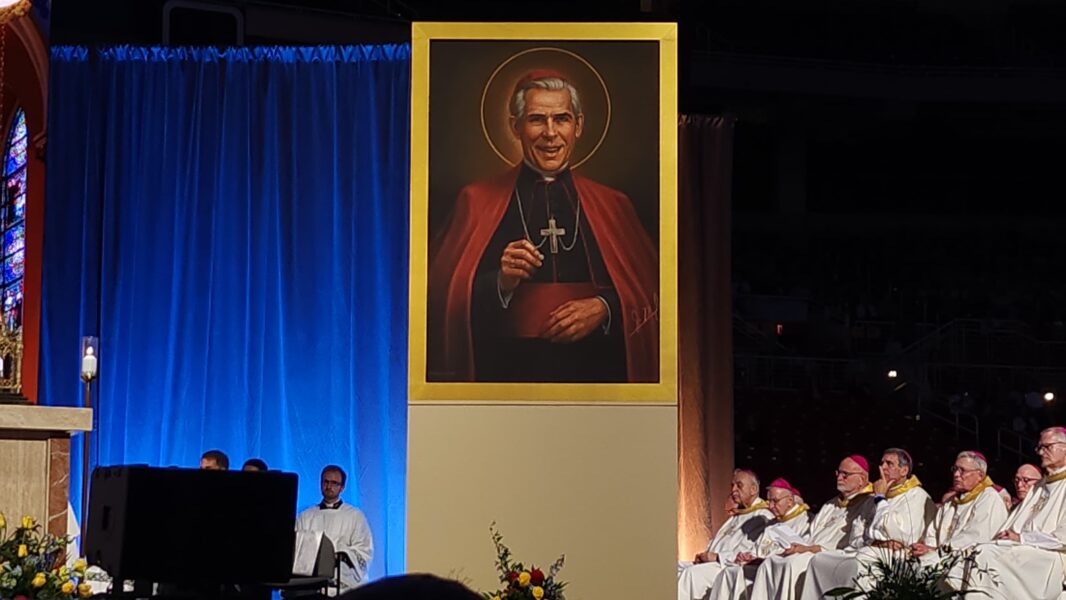 Fulton Sheen è già beato: decine di migliaia di fedeli celebrano la sua beatificazione a San Luis