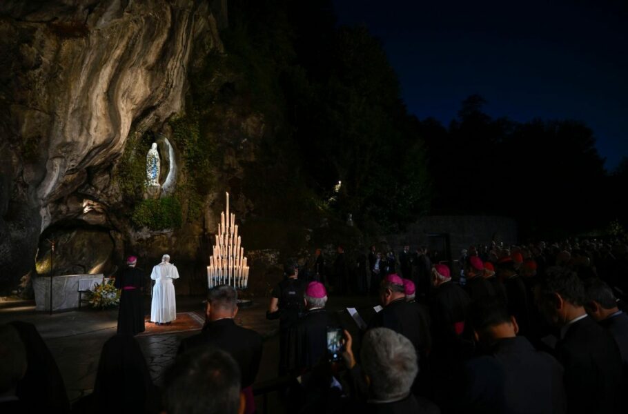León XIV reza por Francia ante la gruta de Massabielle: pide familias «abiertas a la vida» y nuevas vocaciones