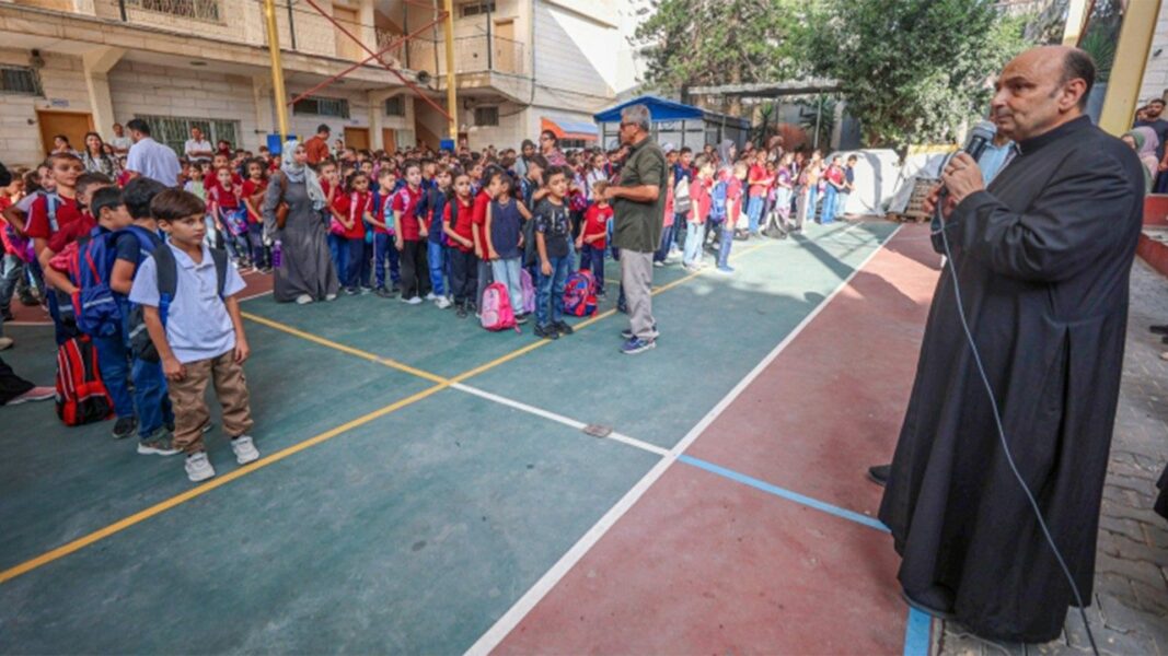 La Chiesa riapre l'unica scuola cristiana a Gaza: più di 1.000 alunni tornano in classe