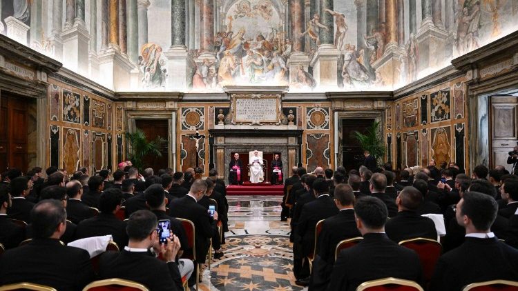 León XIV recuerda que la formación sacerdotal debe ser «sin atajos» y pide a los seminarios ser una «escuela de los afectos»