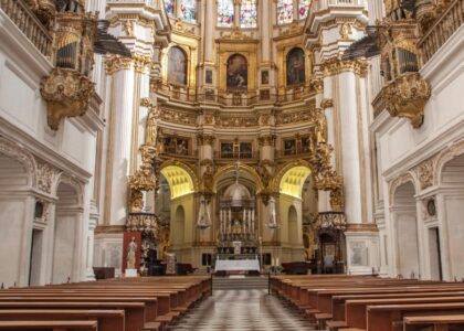 La Catedral de Granada recupera las misas dominicales tras permanecer cerrada por los terremotos