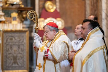 El cardenal Burke celebrará la Misa tradicional y encabezará un rosario de reparación en el parque que acogió el WorldPride de Ámsterdam