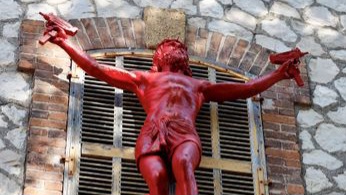 Una escultura blasfema representa a Cristo crucificado con dos metralletas en Marsella