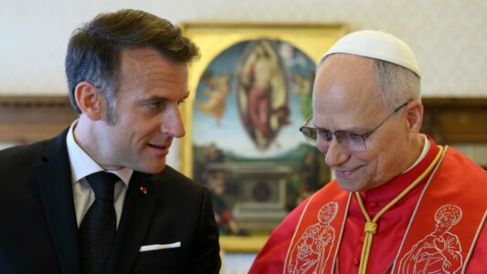 Macron marca distancia con las misas de León XIV: no asistirá a ninguna durante su visita