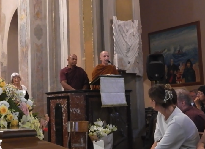Mantras budistas desde el ambón de una iglesia católica en Italia durante un funeral