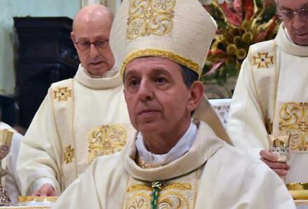 Mons. Suetta celebra un rito de reparación tras la profanación de una iglesia para grabar un anuncio publicitario 