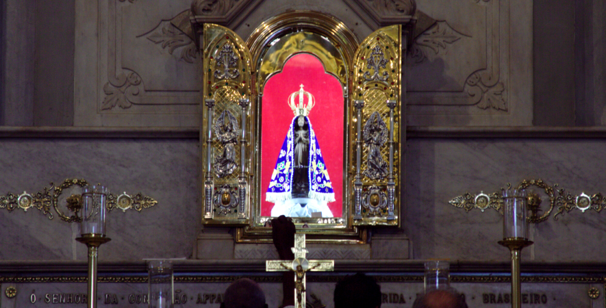 El voto católico en Brasil: Sandra Bronzina y el padre Delgado analizan unas elecciones con la Virgen de Aparecida en el centro