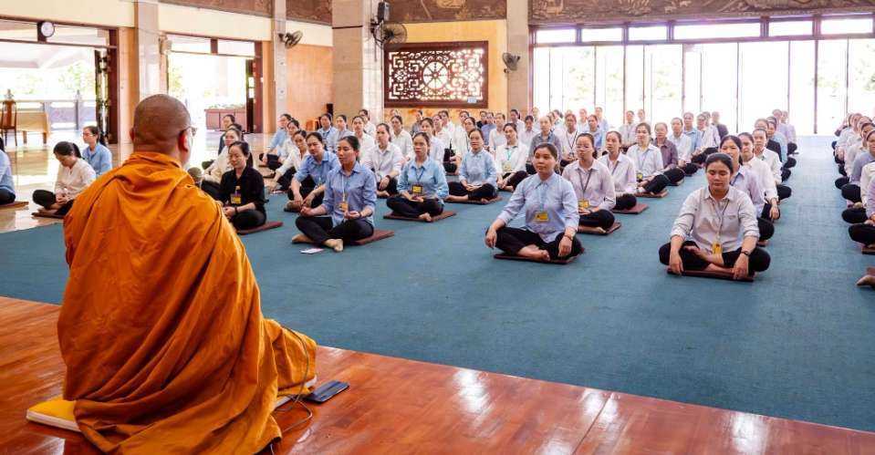 Un centenar de religiosas católicas visitan un templo budista en Ho Chi Minh y practican la meditación