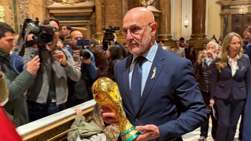 De la Fuente ofrece la Copa del Mundo a la Virgen del Pilar