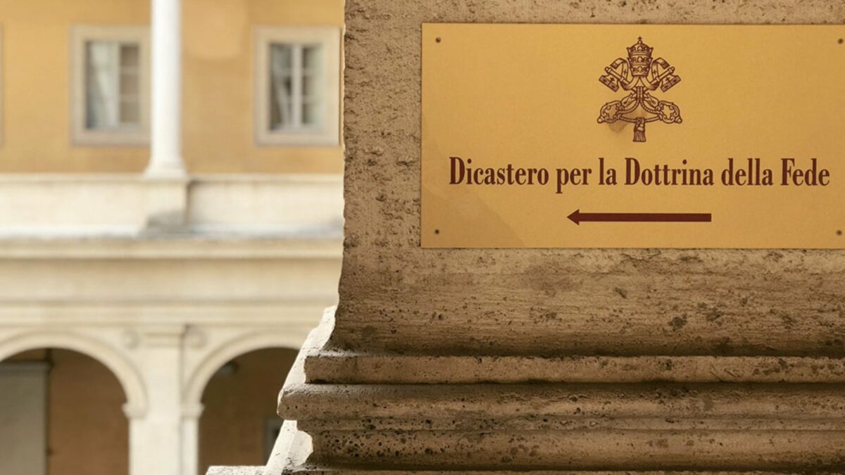 El Vaticano pide recuperar la belleza de la liturgia y las «distintas sensibilidades» de la tradición católica para transmitir la fe